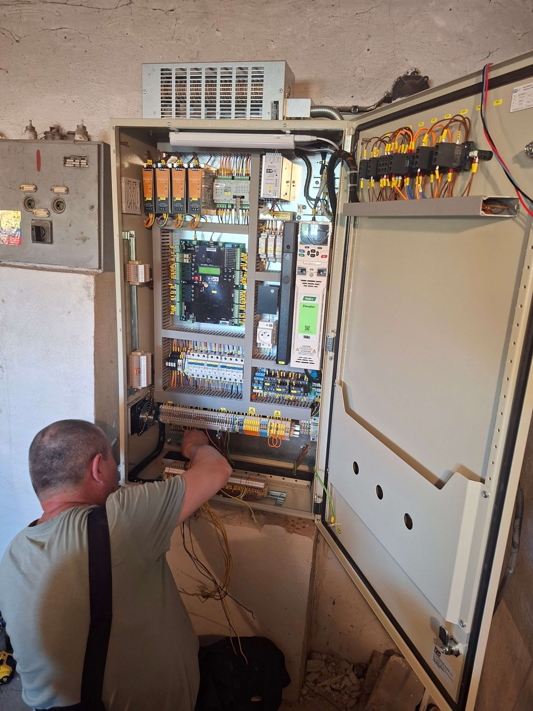 Montáž elektrického rozvádzača výťahu technikom
