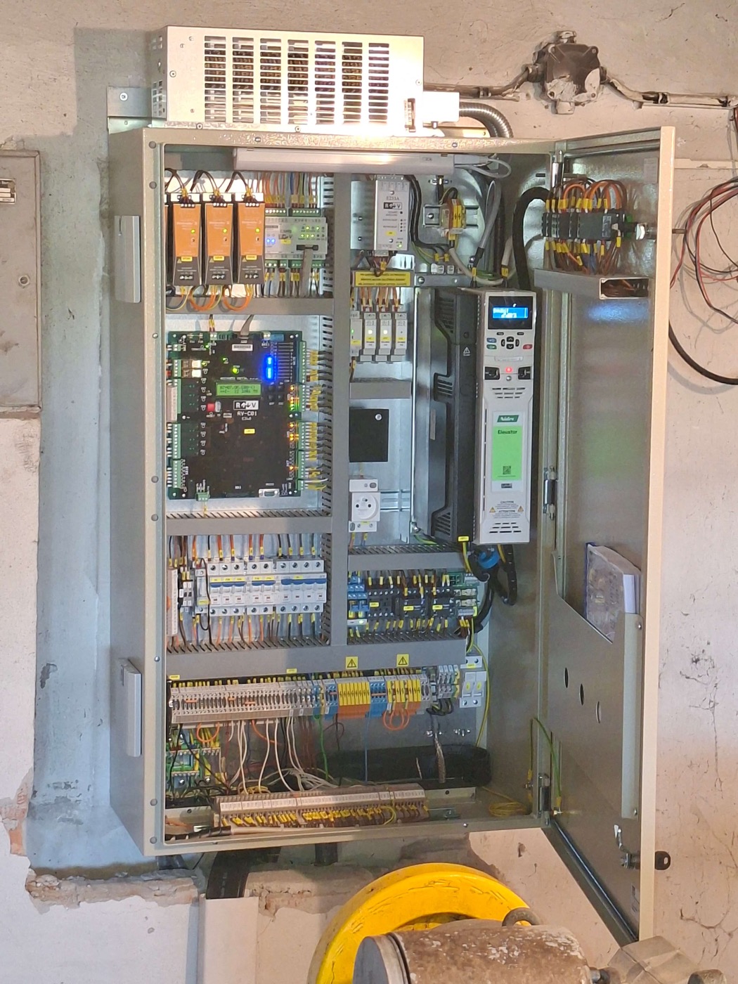 Nový elektrický rozvádzač výťahu po modernizácii